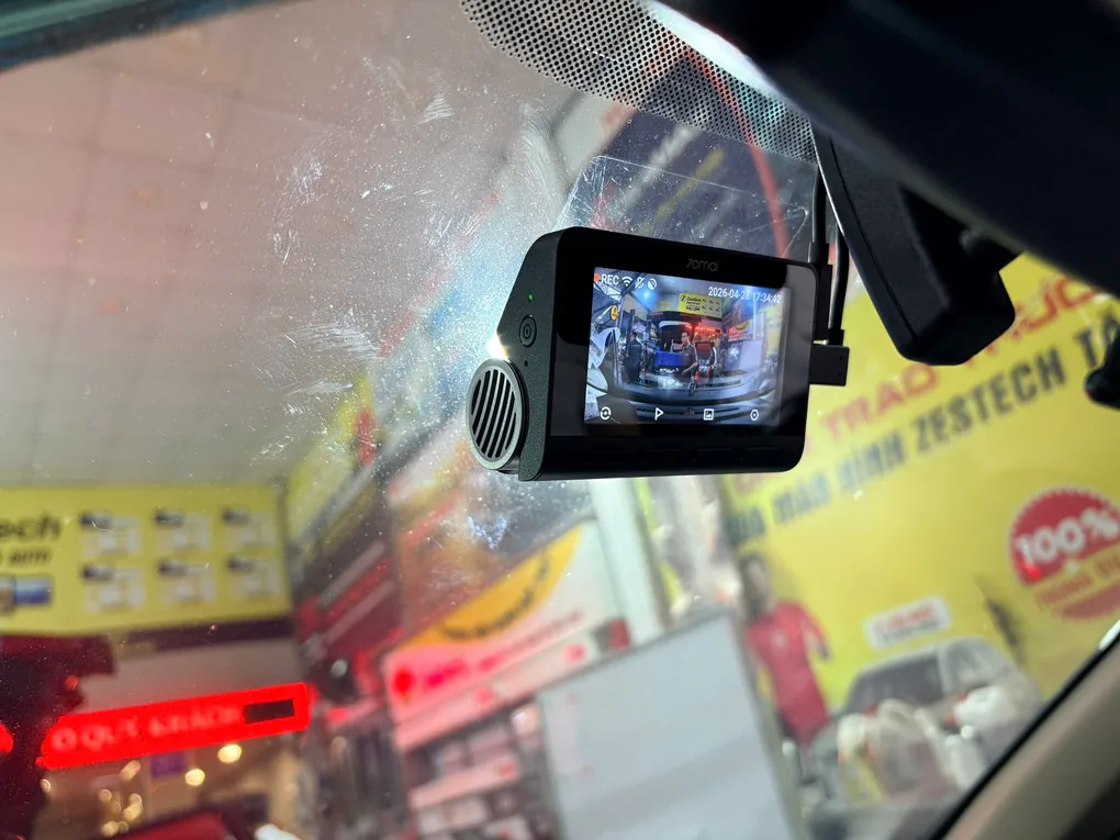 Camera hành trình gắn thực tế lên kính lái ô tô